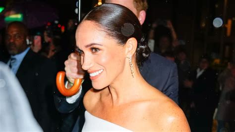 meghan markle nackt|Meghan Markle surprises in shoulder